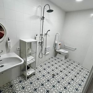 Habitación con Cama Queen Adaptada para Discapacitados